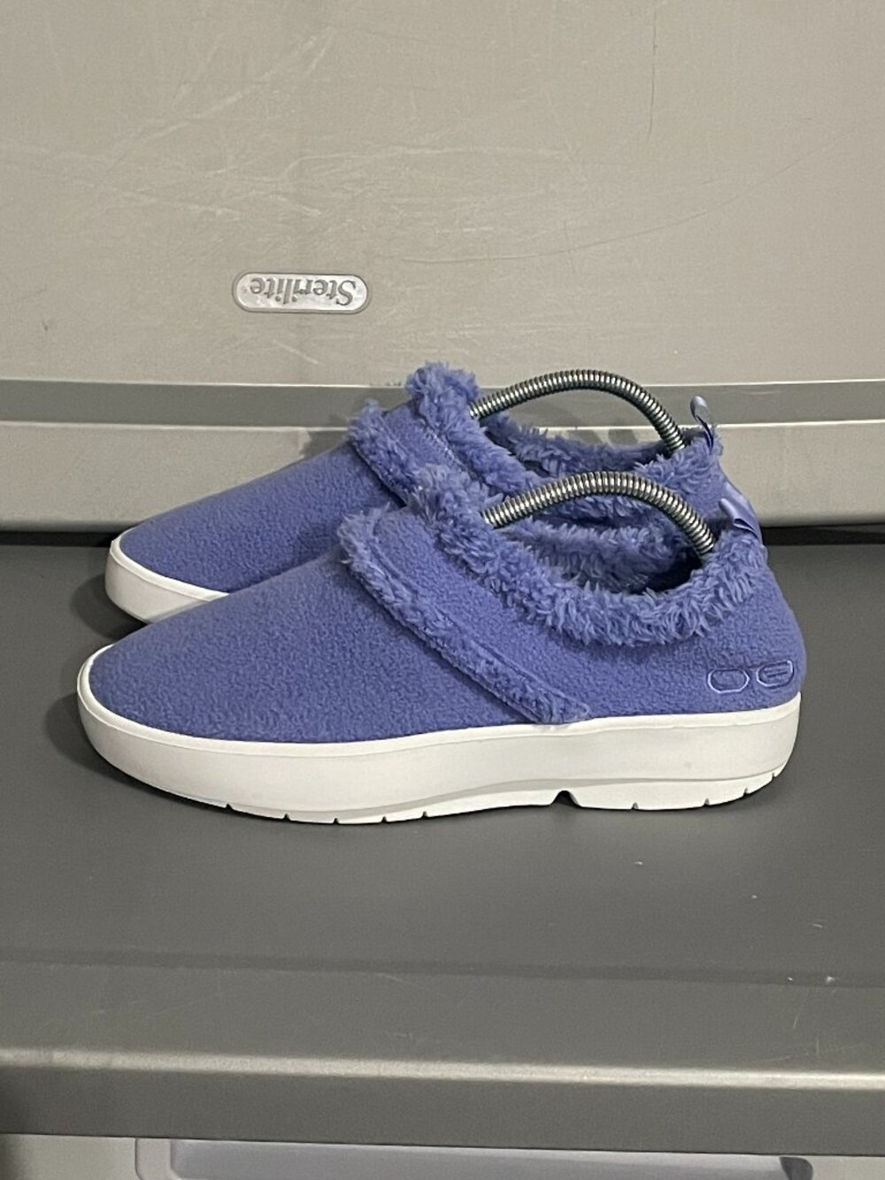 OOFOS OOcoozie Low Shoes Womens Size 9 Periwinkle Lightweight Recovery Slip On